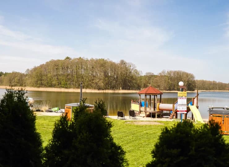 Strefa relaksu nad brzegiem jeziora: prywatna plaża, balie jacuzzi, plac zabaw