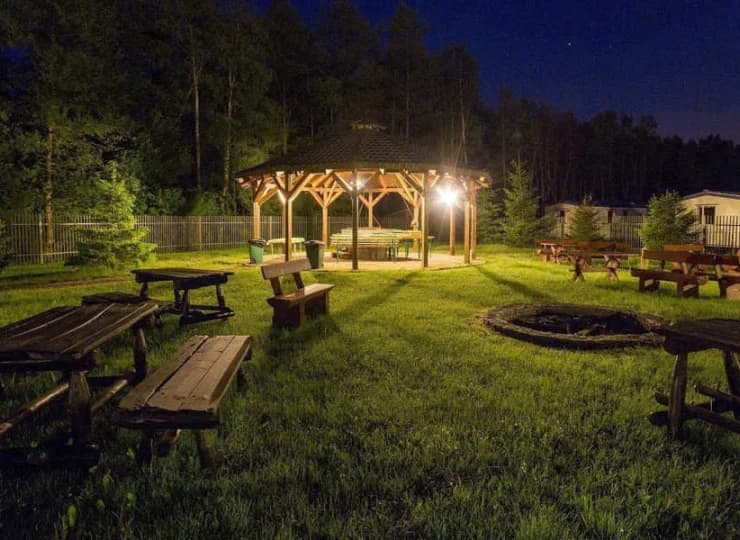 Na terenie obiektu wydzielono klimatyczne zadaszone siedziska z grillem