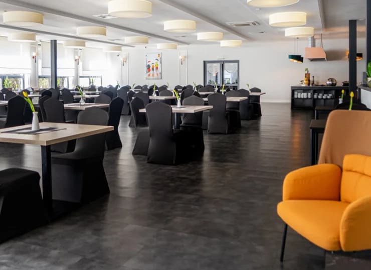 W hotelu mieści się przestronna sala restauracyjna