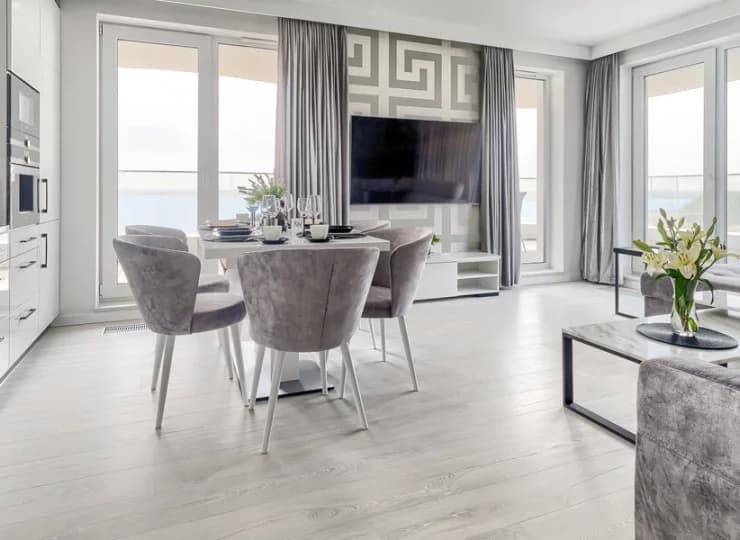 Przestronny pokój dzienny w apartamencie Executive