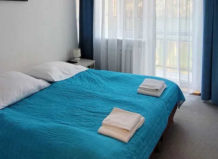 2-pokojowe studio składa się z sypialni oraz pokoju dziennego z rozkładaną sofą