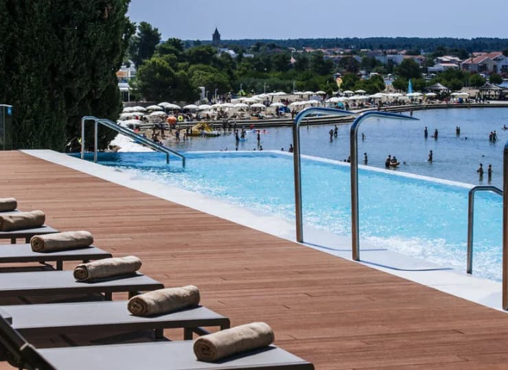 Nad basenami przygotowano leżaki i parasole