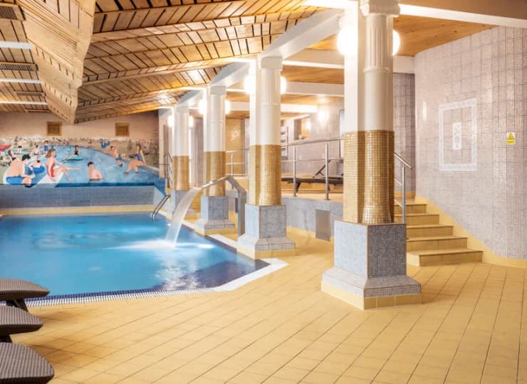 W basenie znajduje się stanowisko hydromasażu