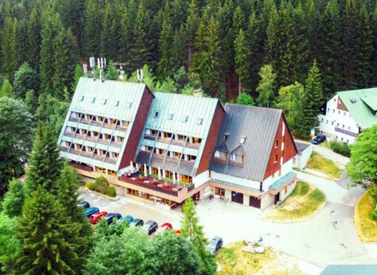 Hotel jest położony w spokojnej części Harrachova – Rýžoviště