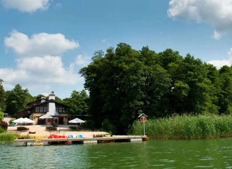 Wielką atrakcją jest prywatna plaża z pomostem i sprzętem wodnym