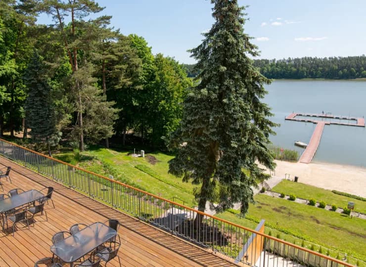 Ze słonecznego tarasu można podziwiać panoramę jeziora