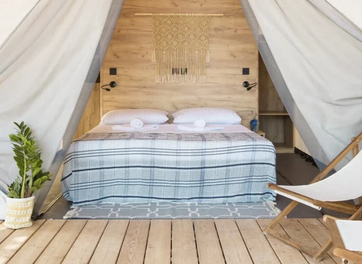 Sypialnia Forest Lodge S z gniazdkami i lampkami nocnymi