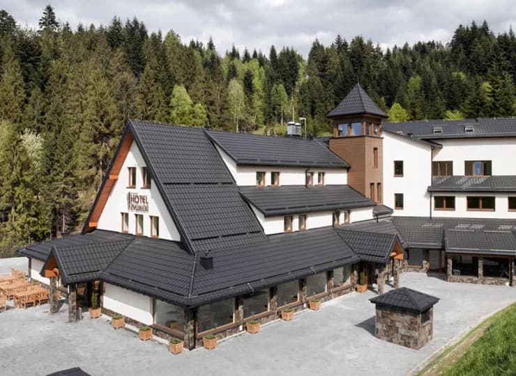 Hotel Żywiecki jest położony u stóp góry Jastrzębica, niedaleko Żywca