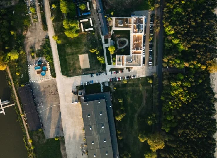 Fabryka Samolotów jest znakomicie położona - między morzem i jeziorem