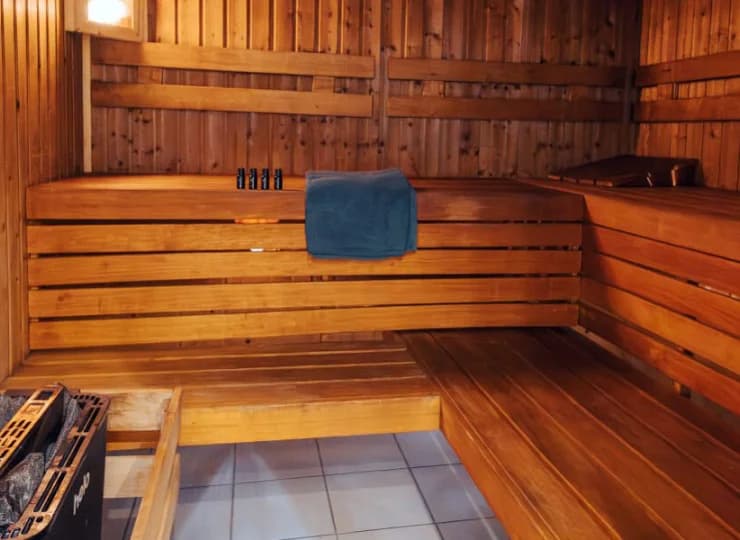 Goście mogą skorzystać z suchej sauny, dostępnej w strefie FIT