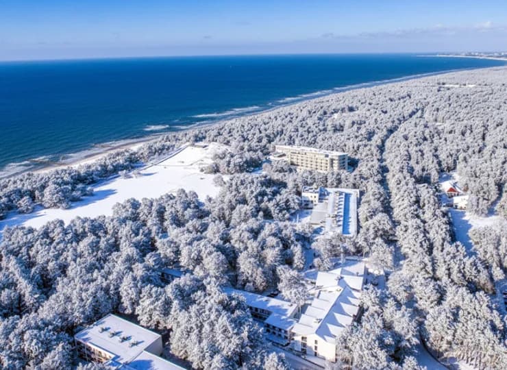 Neptuno mieści się pośród nadmorskiego sosnowego lasu