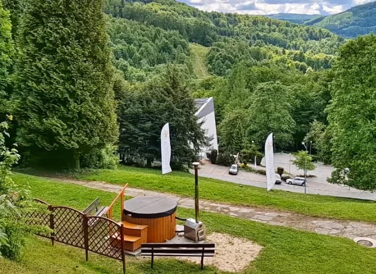 W ogrodzie na gości czeka relaks w bani z jacuzzi
