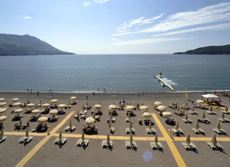 Hotel posiada prywatną plażę z bezpłatnymi leżakami i parasolami dla swych gości