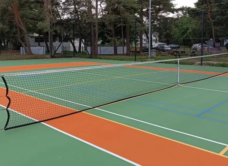 Obok obiektu znajduje się kort tenisowy, jest możliwość wypożyczenia rakiet