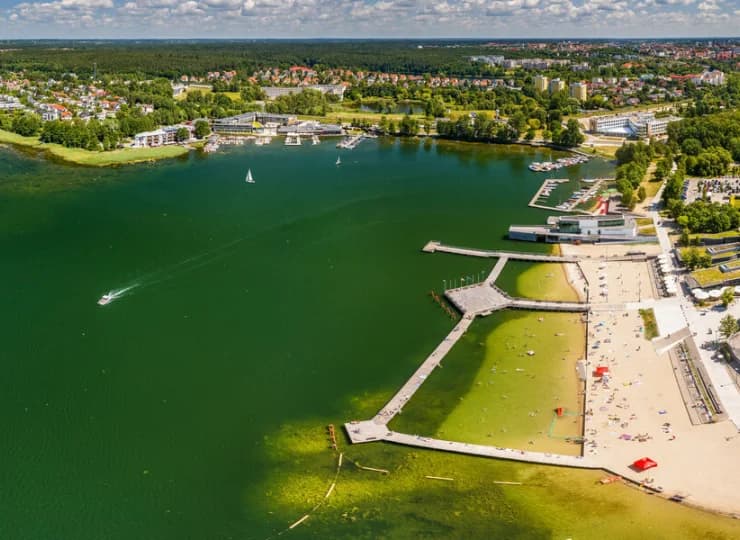 Hotel Ukiel Wellness & SPA jest położony tuż nad Jeziorem Ukiel w Olsztynie