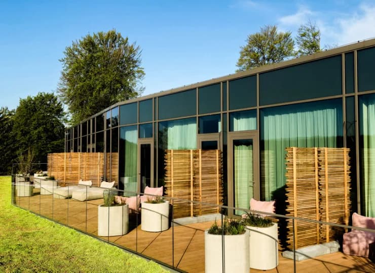 Wszystkie pokoje od strony jeziora posiadają eleganckie tarasy
