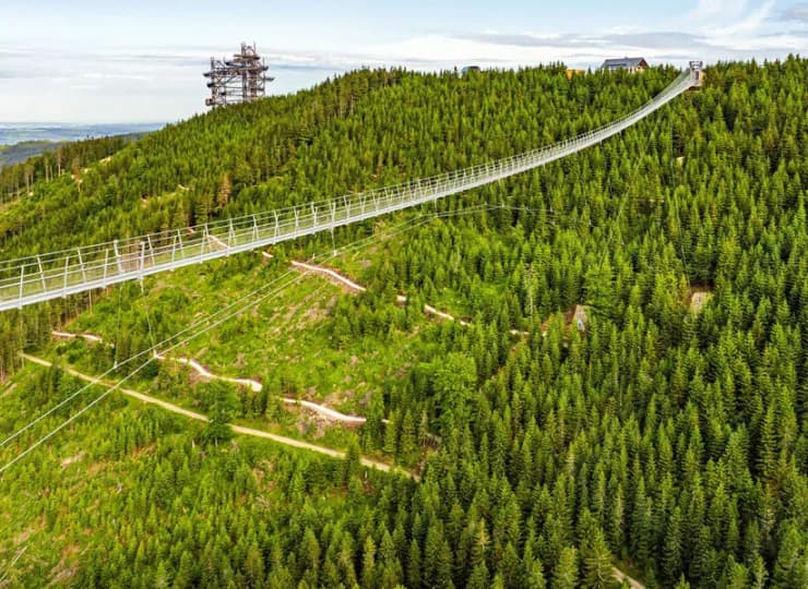 Sky Bridge Dolni Morava to efektowana wisząca kładka o długości 721 metrów