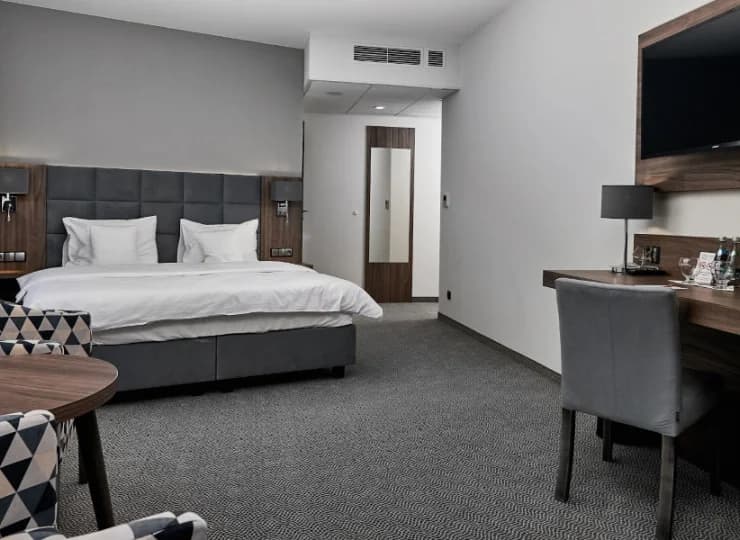 W pokoju czeka zestaw do parzenia kawy i herbaty, minibar i duży telewizor