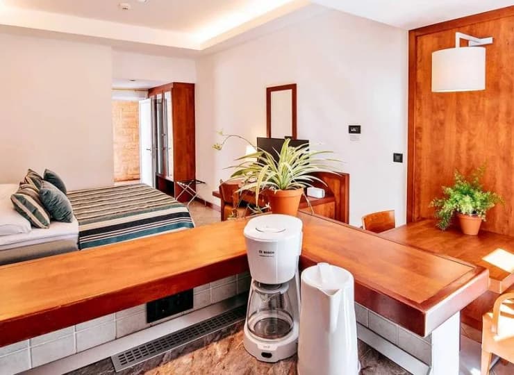 Comfort studio ma podwójne łóżko i rozkładany fotel dla 1 osoby