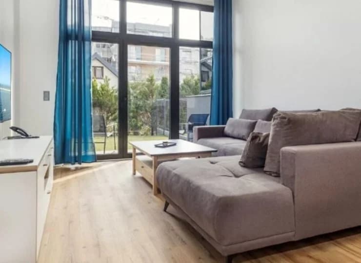 Pokój dzienny i wyjście do ogródka apartamentu Komfort Plus A12