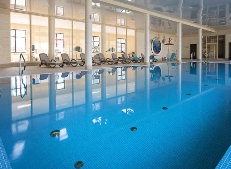 Obiekt dysponuje wewnętrzną strefą basenową z leżakami
