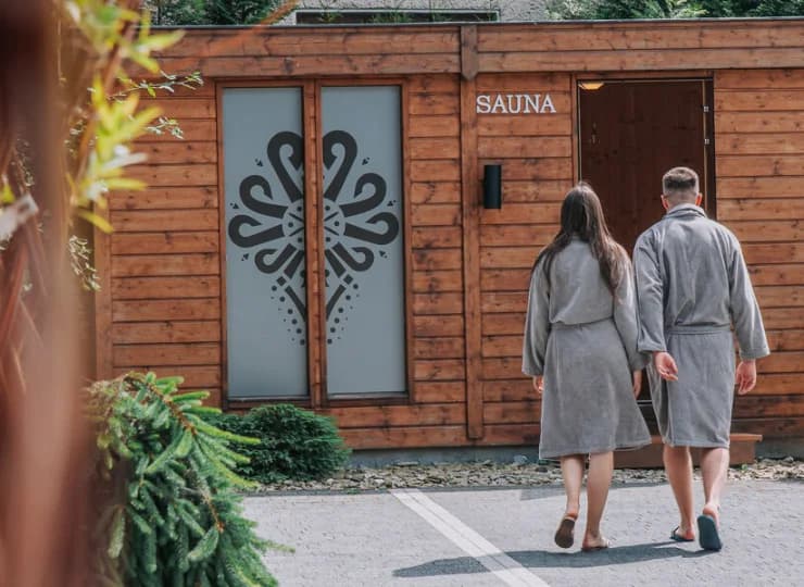 W drewnianym domku w ogrodzie przygotowano saunę