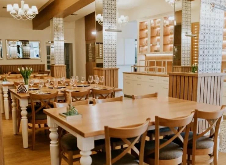 W hotelu znajduje się restauracja Dębowy Gościniec