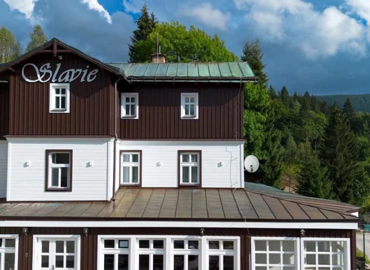 Hotel Slavie został gruntownie zmodernizowany i ponownie otwarty w 2024 roku