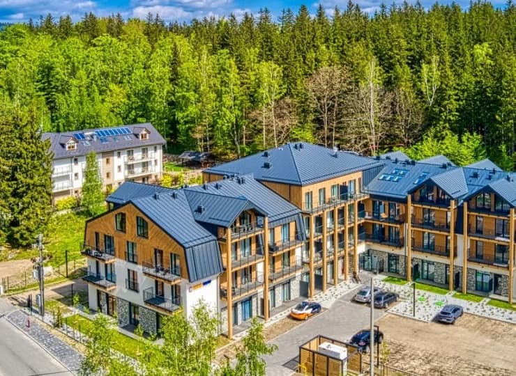 Apartamenty są zlokalizowane tuż obok lasu