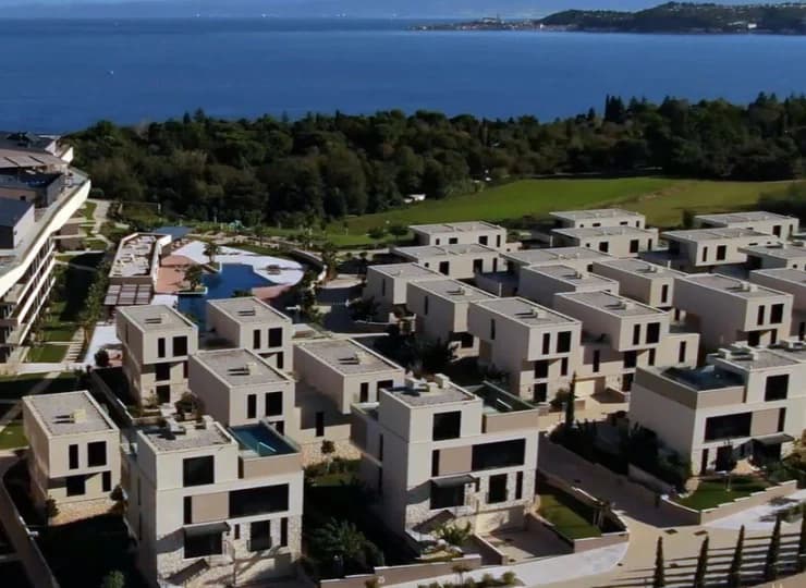 Petram Resort & Residences mieści się wprost nad morzem na półwyspie Istria