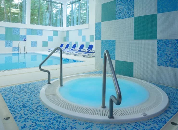 W strefie wellness mieszczą się basen, jacuzzi, sauny