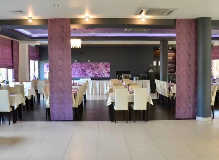 Restauracja jest zaprojektowana z akcentem odcieni fioletu i szarości
