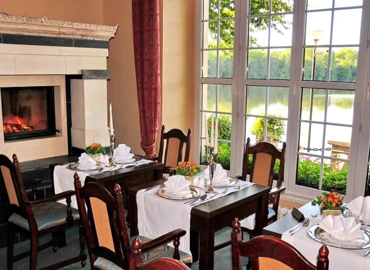 Restauracja Rycerska kusi tarasem i pięknym widokiem na jezioro
