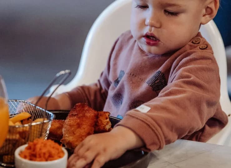 W restauracji czekają na nich krzesełka do karmienia