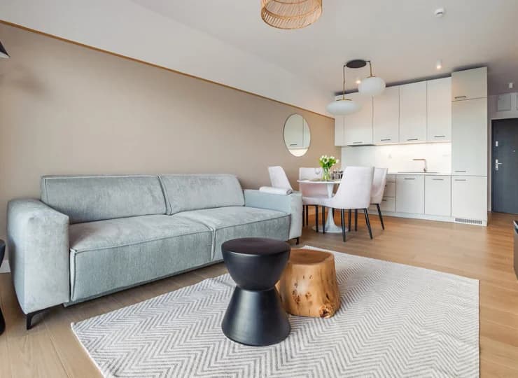 Sercem apartamentu jest otwarty salon z kącikiem TV