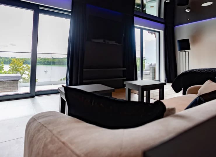 W ofercie także ekskluzywne i nowoczesne apartamenty z widokiem na jezioro