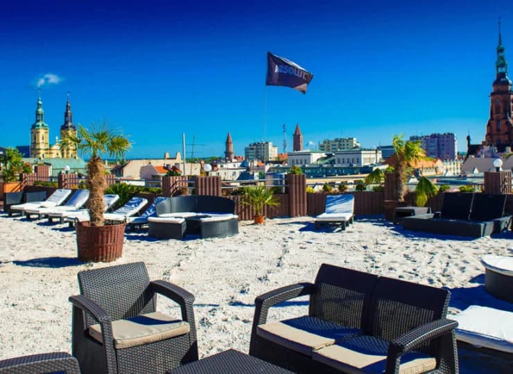 Hotel Gwarna to elegancki czterogwiazdkowy obiekt z plażą na dachu