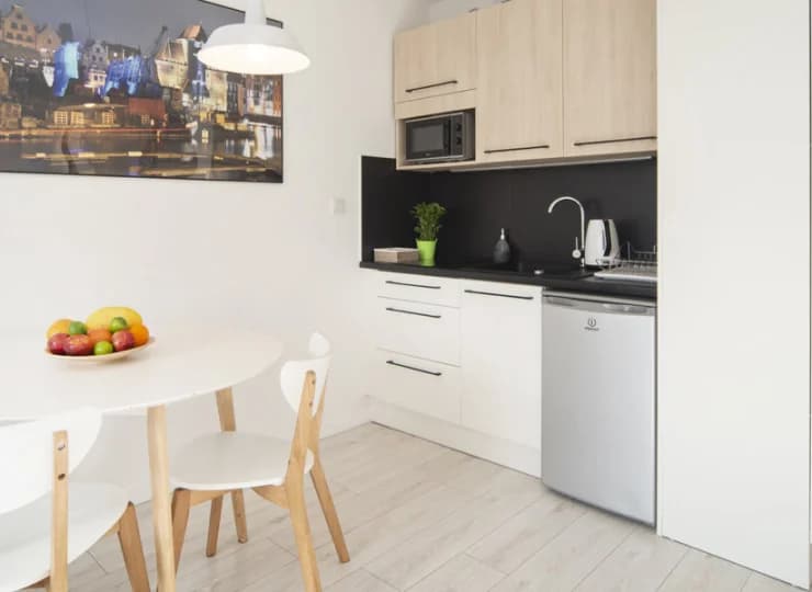 W każdym apartamencie jest w pełni wyposażony aneks kuchenny z lodówką
