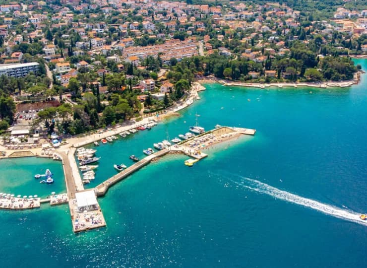Plażowa infrastruktura umożliwia wypoczynek i uprawianie sportów wodnych