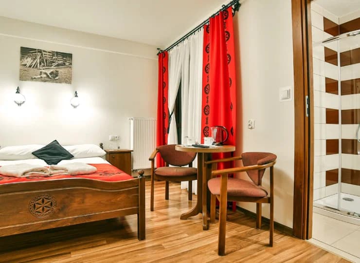 Pokoje są wyposażone w telewizor, WiFi i zestaw do parzenia kawy i herbaty