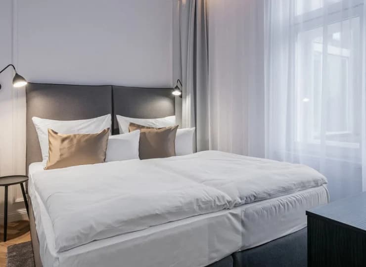 W pokoju jest mini bar oraz sejf
