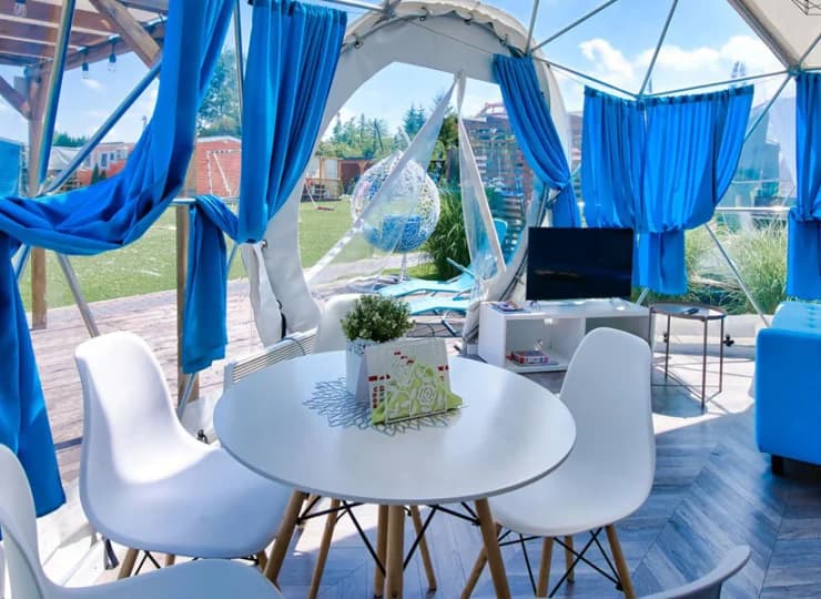 Domek sferyczny posiada wygodny salon z kącikiem jadalnianym