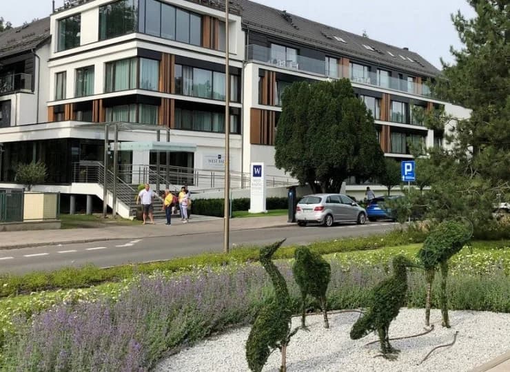 Resort jest położony przy plaży, od której dzieli go tylko park