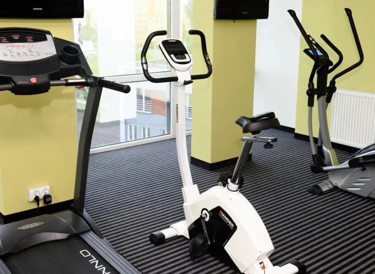 Goście mogą korzystać z salki fitness