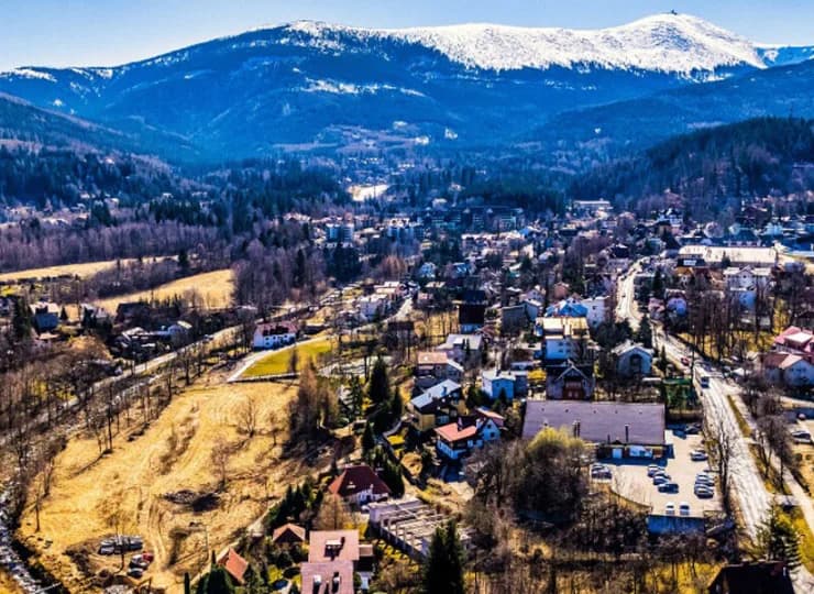 Karpacz jest rozlokowany u podnóża Karkonoszy
