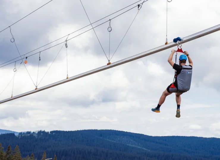 Zjazd tyrolką ma długość aż 1700 m - to niezapomniane przeżycia