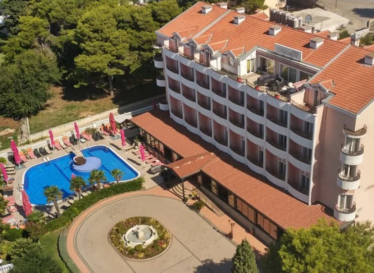 Hotel sąsiaduje z parkiem oraz plażą
