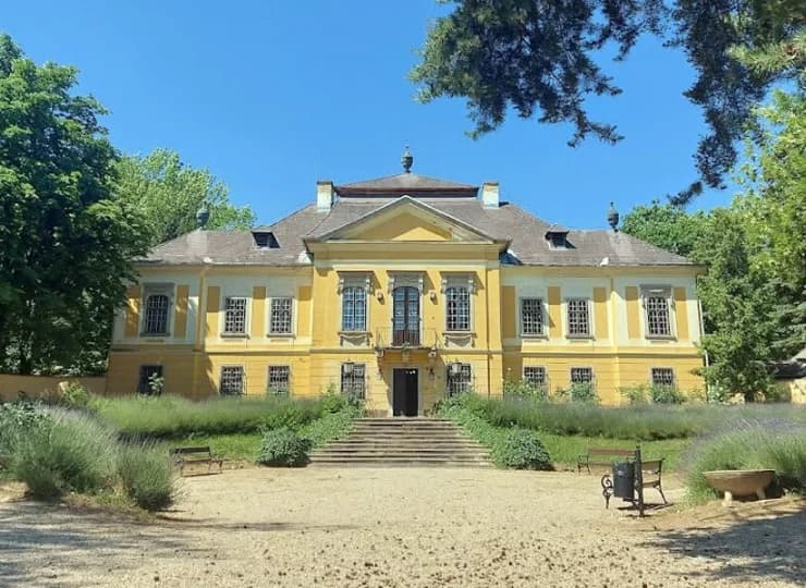 Hotel mieści się tuż obok barokowego zamku De La Motte