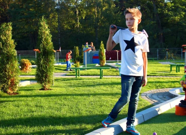 Jedną z atrakcji jest pole do minigolfa