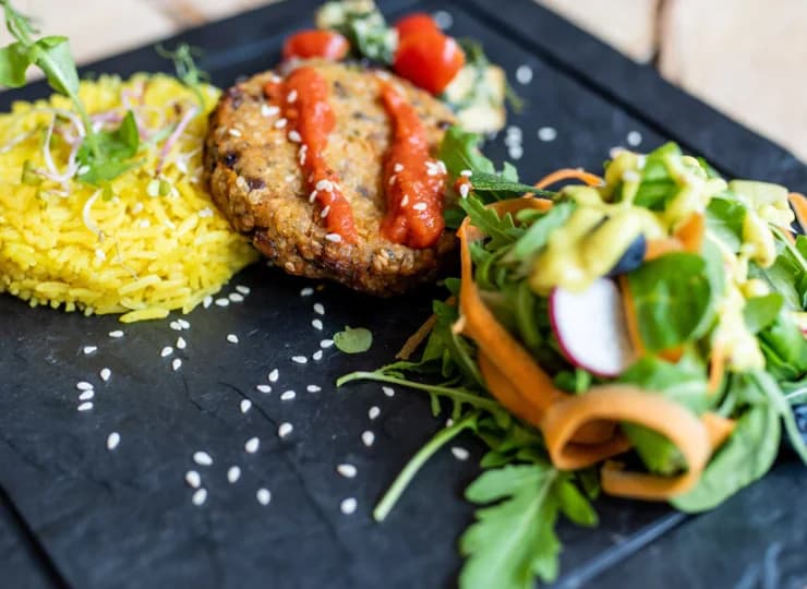 W hotelu działa restauracja Tysina, inspirująca się beskidzką przyrodą